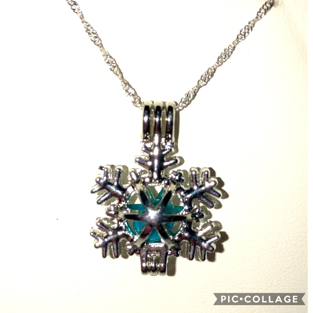 SP Snowflake charm blue pearl w/ 20in SS chain